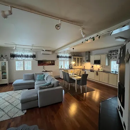 Cozy And Spacious Family With Sauna, Sleeps 12 People, Free Parking *