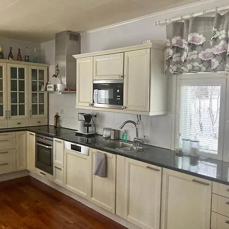 Cozy And Spacious Family With Sauna, Sleeps 12 People, Free Parking